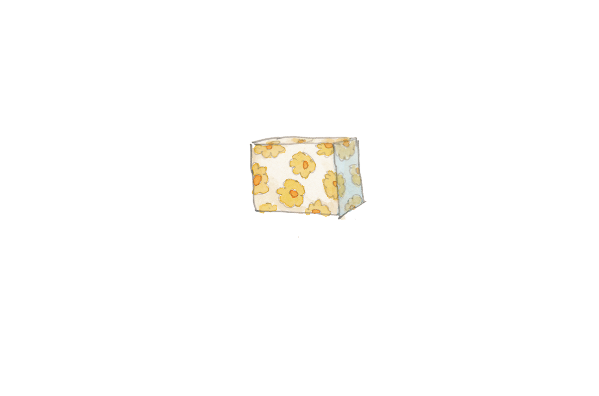 Ilustração. Uma caixa quadrada embrulhada em um papel de presente branco com estampa de flores amarelas.