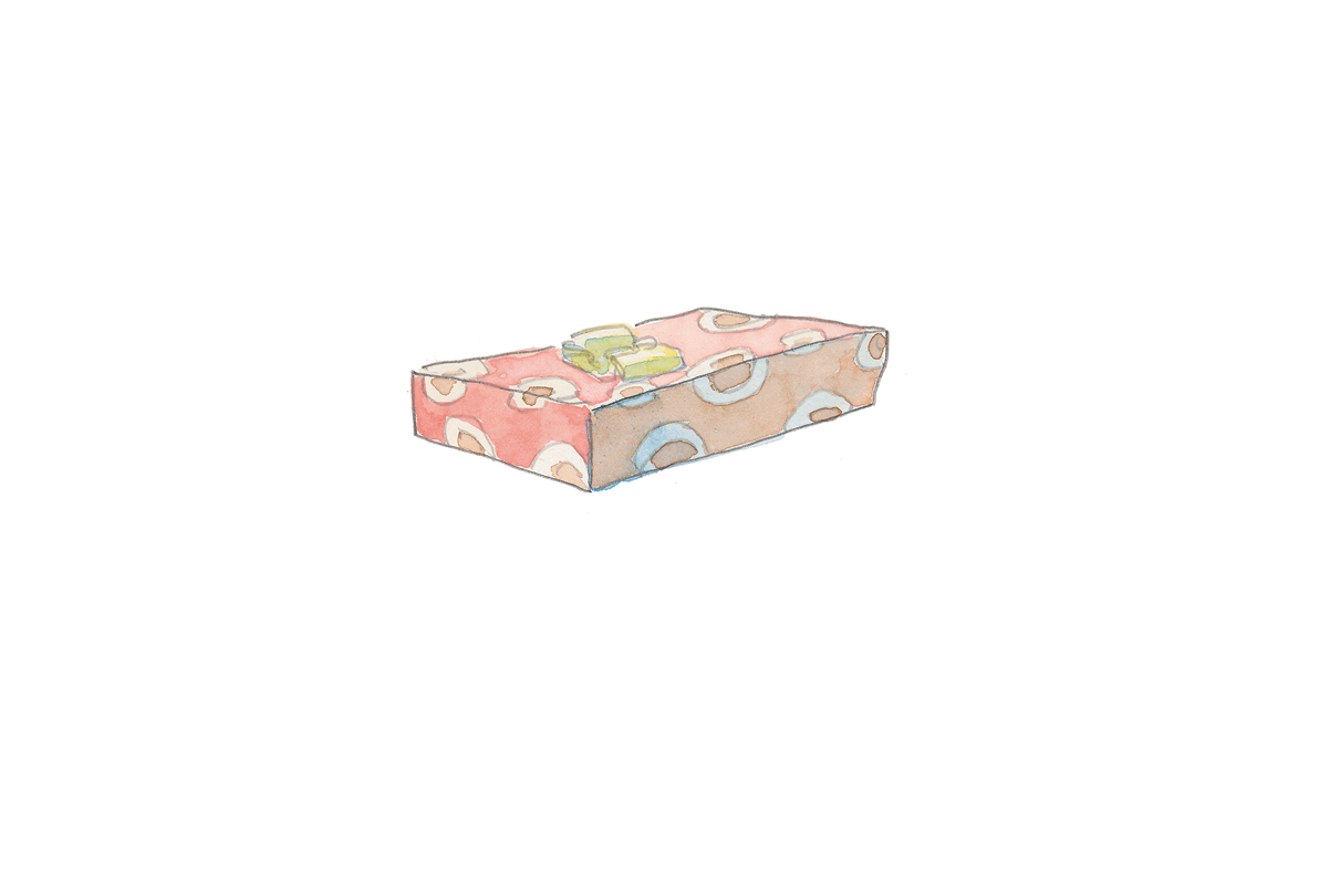 Ilustração. Uma caixa retangular embrulhada em papel de presente rosa com círculos brancos e rosas e um laço verde. 